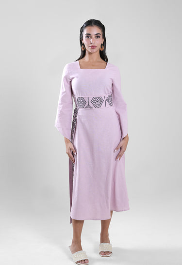 فستان بحزام مطرز عند الخصر