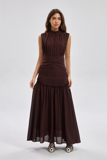 فستان نسائي طويل بدون أكمام بكسرات