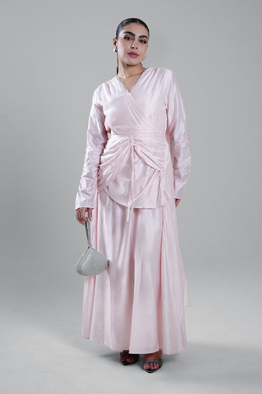 فستان بتفاصيل مجمعة عند الخصر