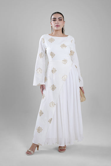 فستان بتطريز مع تفاصيل كسرات