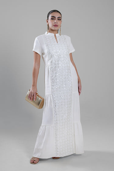 فستان نسائي طويل بتطريز أمامي