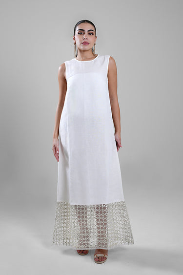 فستان طويل بتفاصيل شفافة عند الحافة