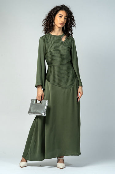 فستان طويل بتفاصيل طيات