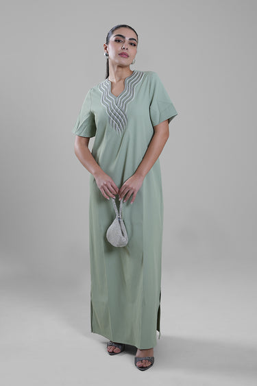 فستان نسائي طويل بتطريز عند الياقة