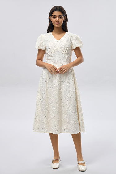 فستان مطرز بأكمام منفوخة وياقة V