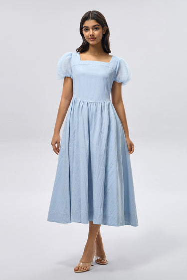 فستان بياقة مربعة وأكمام منفوخة