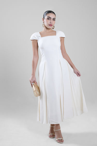 فستان أنيق بتفاصيل طيات جانبية