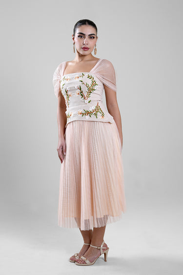 فستان مطرز بتنورة كسرات