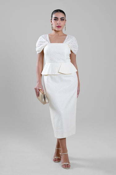 فستان مزين بالترتر مع أكمام منفوشة