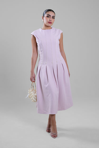 فستان مزين باللؤلؤ مع طيات ناعمة