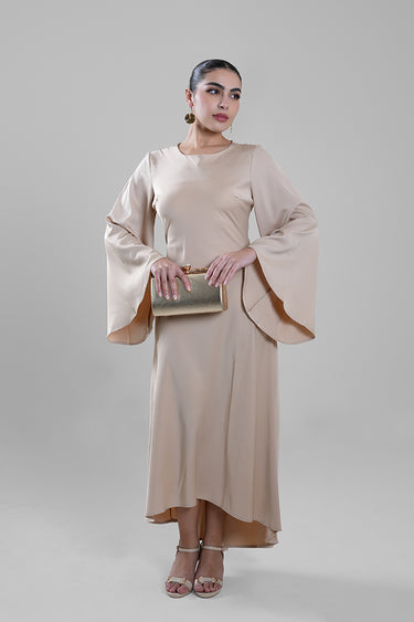 فستان طويل انسيابي بأكمام واسعة