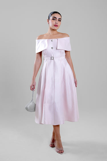 فستان بأكتاف مكشوفة وحزام عند الخصر