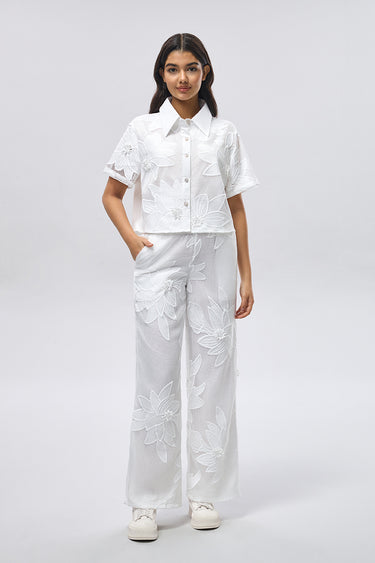 بنطلون دانتيل شفاف بتفاصيل موردة