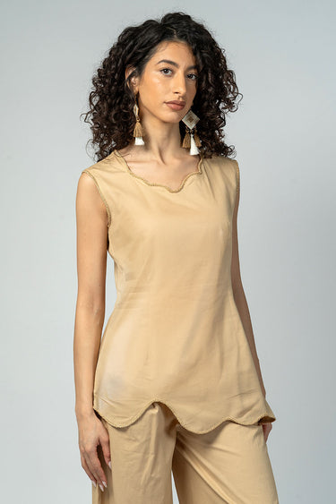 بلوزة بدون أكمام بحافة متموجة