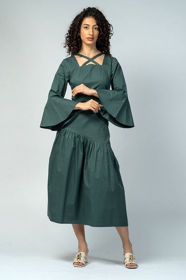 فستان بتصميم عصري وأكمام واسعة