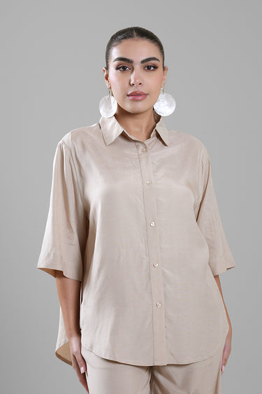 قميص نسائي بقصة مريحة وأزرار أمامية