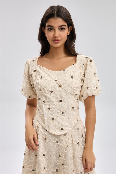بلوزة نسائية مطرزة بأكمام قصيرة