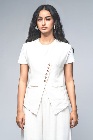 فيست بتفاصيل أزرار وجيوب أمامية