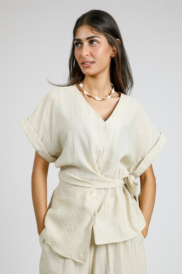 بلوزة بأكمام قصيرة مع رباط جانبي