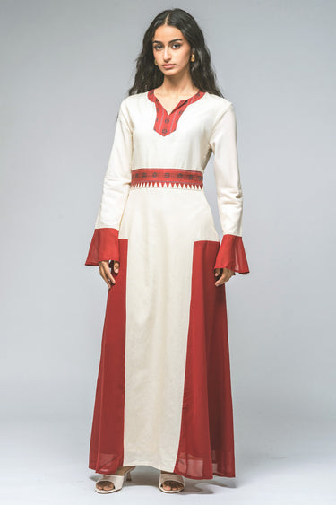 فستان ماكسي مطرّز بأكمام طويلة