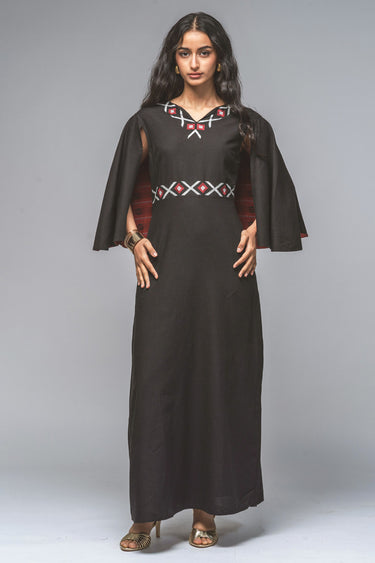 فستان ماكسي بأكمام كيب مطرّزة