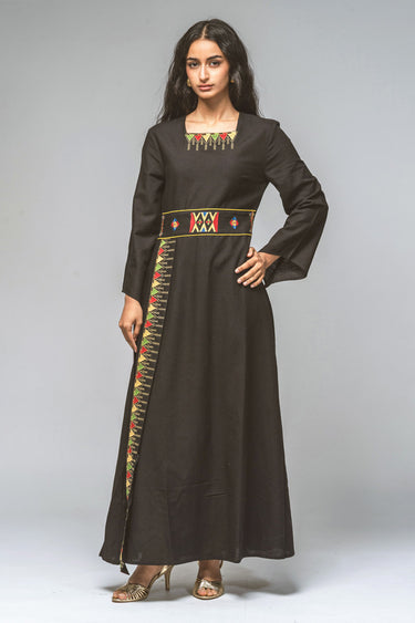 فستان ماكسي بياقة مربعة وتطريز