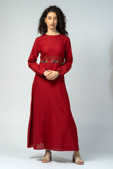 فستان طويل بتطريز عند الخصر