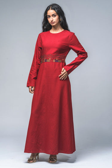 فستان طويل بتطريز عند الخصر