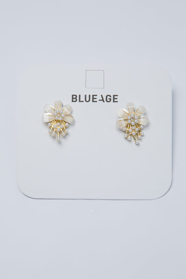 أقراط بشكل وردة مع لآلئ متدلية