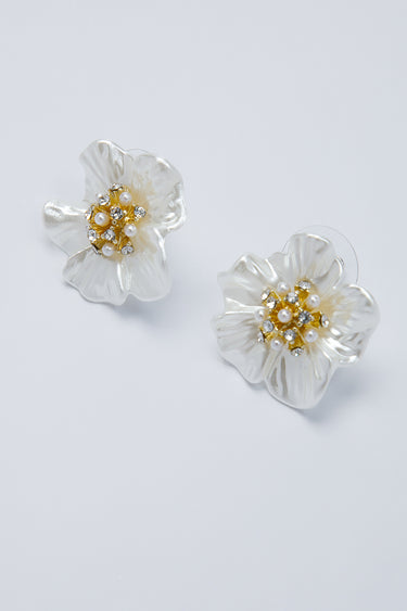 أقراط لؤلؤية بتصميم زهرة