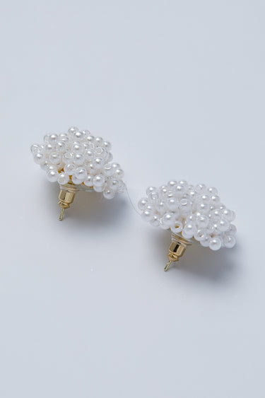 أقراط مزينة باللؤلؤ