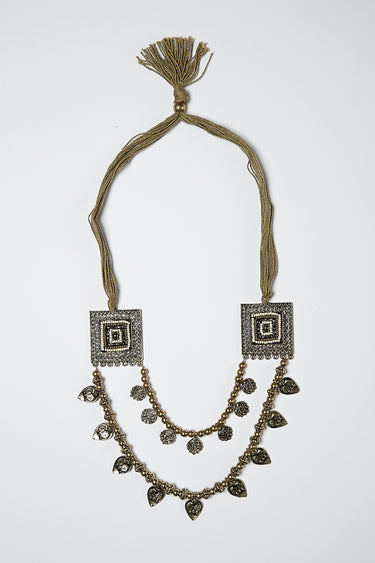 قلادة متعددة الطبقات بزخارف مربعة