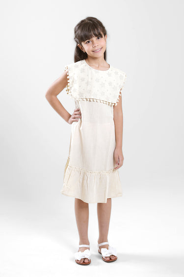 فستان بدون أكمام بتفاصيل علوية