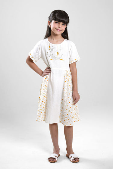 فستان بأكمام قصيرة وتفاصيل مطبوعة