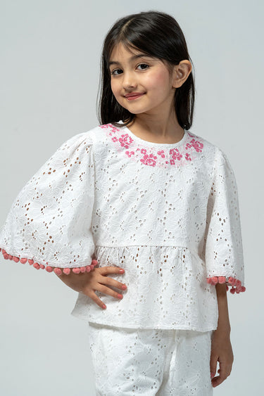 بلوزة بتطريز مع أكمام واسعة