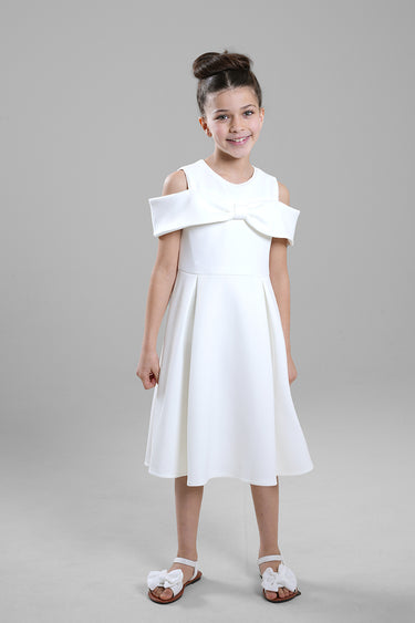 فستان بأكتاف مكشوفة وتفاصيل فيونكة