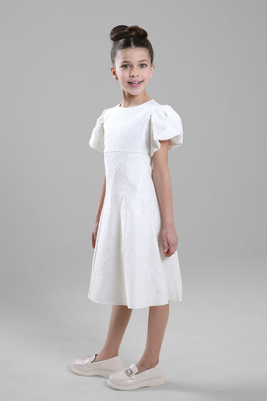 فستان بقماش منقوش وأكمام منفوخة