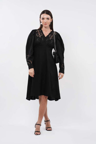 فستان نسائي بفتحات تطريز مخرمة