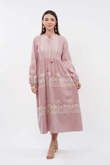 فستان نسائي طويل بنمط مطرز